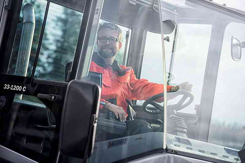 Konecranes Optima cabin provides optimal levels of comfort to the operator.